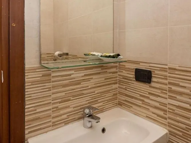 Pensión Two Elegant - Metro A 4*